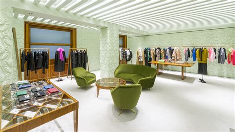 Prada inaugurates the new spaces in its Via della Spiga boutique .